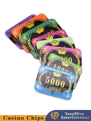 Une carte de poker acrylique, une table de jeu, un baccarat, une puce RFID.