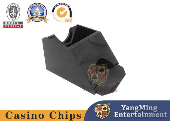 Chaussure consacrée de jeu de carte de casino de couleur noire, une chaussure de plate-forme pour des cartes de tisonnier